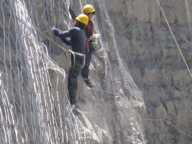 10m),带消能环的∮16双支撑绳和∮16"人"字形上拉锚绳(每跨6个消能环)