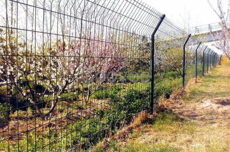 供應(yīng)圍地護(hù)欄網(wǎng)