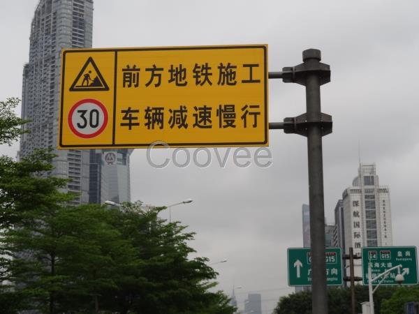 懸臂式標(biāo)志牌是道路上常見(jiàn)的交通標(biāo)志牌