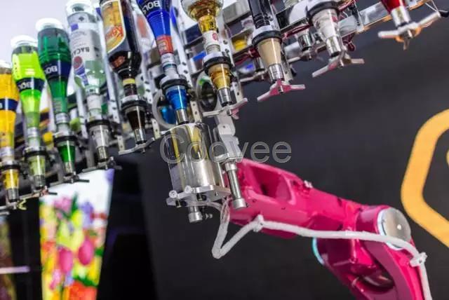 U酷機(jī)器人奶茶店創(chuàng)業(yè)全球智能機(jī)器人奶茶店