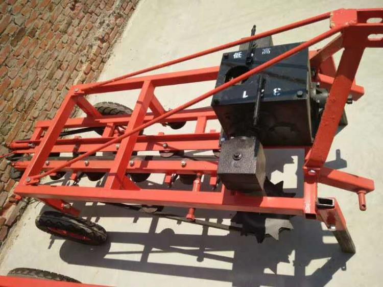 河北鑫萬象四輪花生收獲機