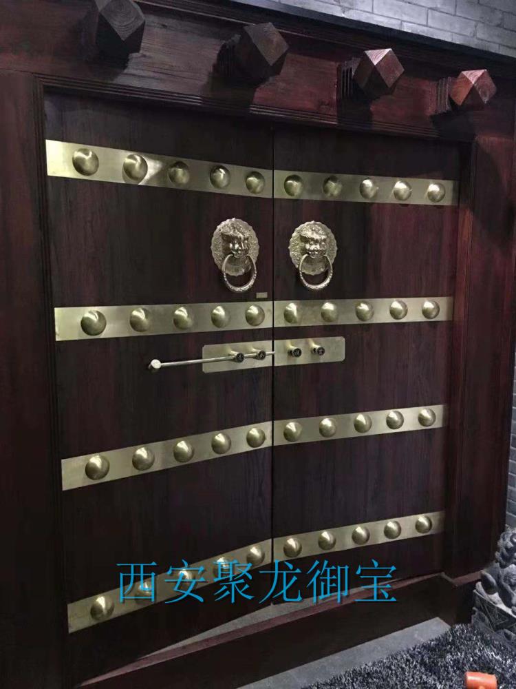 西安古代老榆木大門(mén) 實(shí)木仿古門(mén)窗定制 雙開(kāi)銅釘大門(mén)