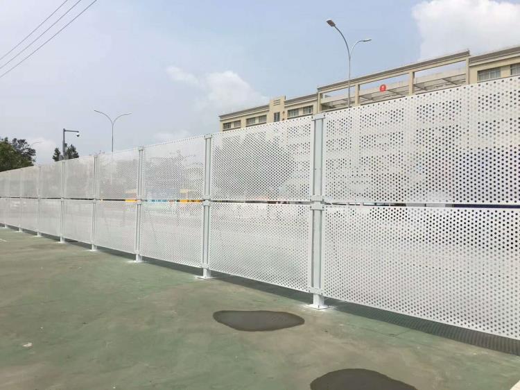 【冲孔板护栏】佛山市金栏筛网冲孔板护栏a-1款钢结构围挡安装